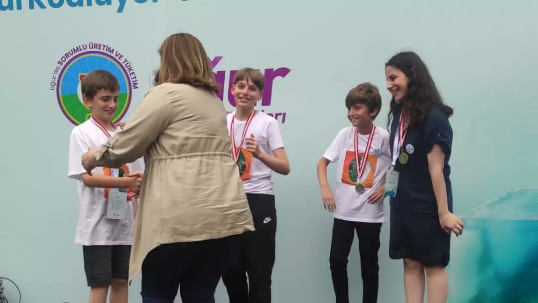 #UMakerfest 2022 video animasyon dalında en büyük, en prestijli ödül olan *Şampiyonluk Ödülünü* ortaokul öğrencilerimizden #dijitalzihinler takımımız kazandı.💜🎉🎊👏
 Aylar süren emeklerinin karşılığını alan öğrencilerimiz 1. olarak takımlarını zirveye çıkardı. 🎉😍🥰🤖