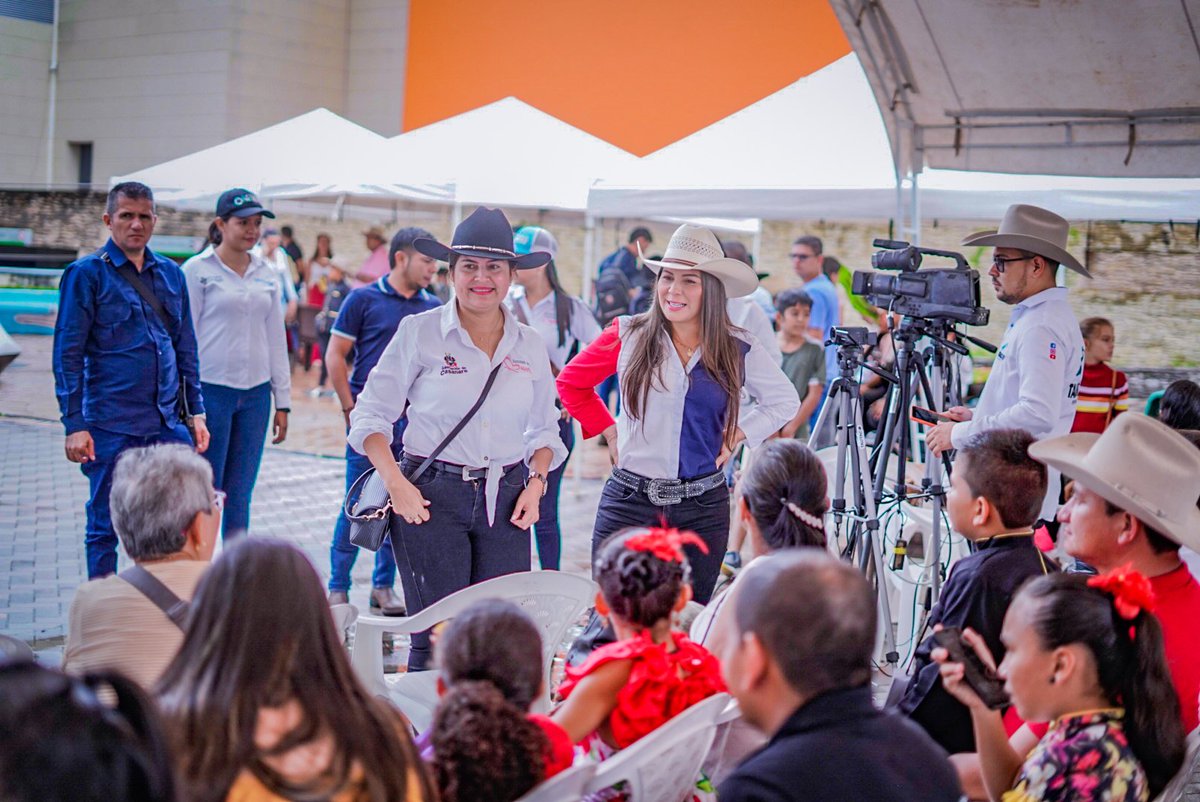 GobCasanare's tweet photo. 🤠¡Arrancó #LaVozCriollita! 🎤🇧🇫Día del mejor talento criollito de todo Casanare en las categorías de canción llanera y cantos de vaquería. #Hoy premiaremos a los mejores  desde @Unicentro Yopal. Delegaciones de todos los municipios presentes ❤️ https://t.co/AW1leYXGZh