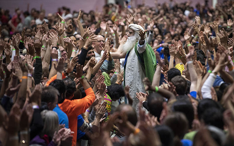 SadhguruJV's tweet photo. A fundamental flaw in human nature is we try to enshrine our differences without being aware of the essential unity of existence. #SadhguruQuotes https://t.co/nuxzwzZ5gQ