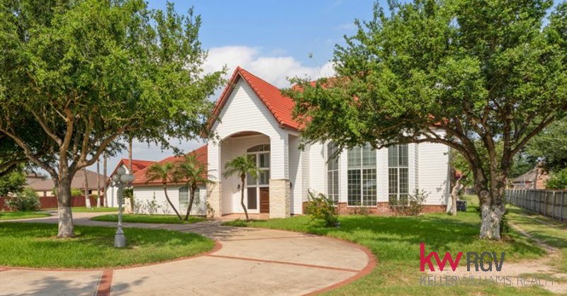 RGV_LISA's tweet photo. MLS: 382459 Grand Gorgeous Estate in Sharyland. Beautifully designed with an open living concept. Be amazed as you walk into this elaborate estate made for entertaining and perfect for hosting events. 956.358.4409 https://t.co/F3xGu55R9e