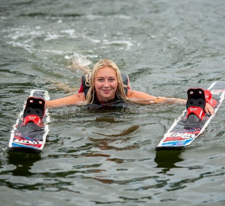 WakesportsULMTD's tweet image. There&apos;s a reason they&apos;re called BLAST combos. 

Their wide-width construction makes for easy starts and helps skiers progress. Combined with a V-Bottom design, the Blast Combos are stable and fun. 

#hoskis #syndicatewaterskis #waterski #waterskiing   #waterskiworld #wakesports