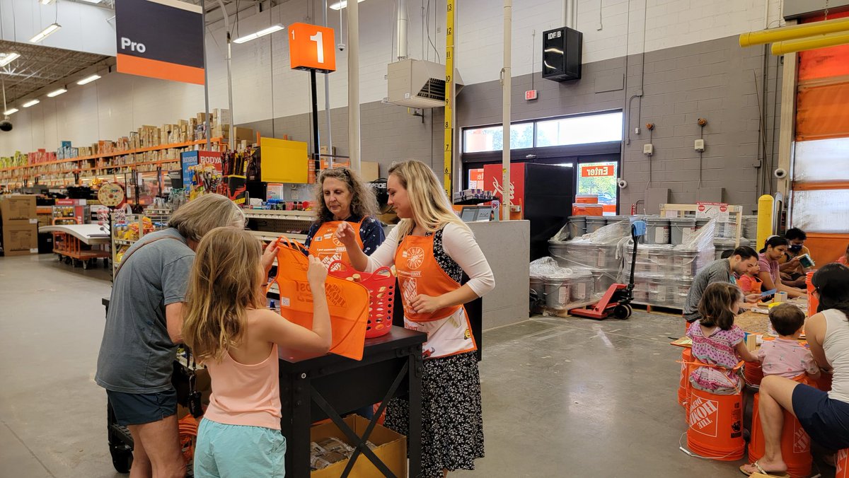 Kids workshop 🤗🐠🐡🐬, they are so excited!!! The fish tank is turning out the crowds.