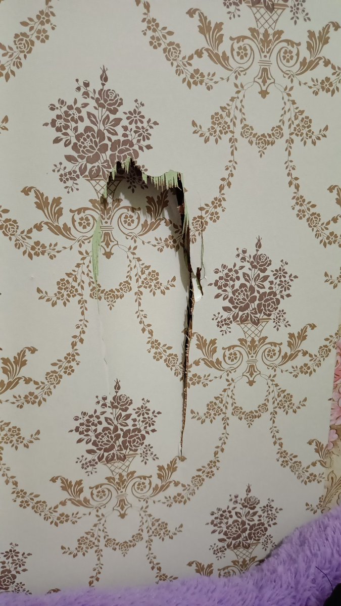 azyramemey07's tweet photo. Bagus2 lawa tu dnding bilik jadi buruk. Aku klau suda baran panas mmang bgini jdi nya.. nsibb d bilik klau aku d bawa mmang kereta aku kasih pecah.. nsib juga orang bikin panas tu jauhh sikit mun dakat mmng pacah muka nya.. nda guna mo snyum2 mun aku tngh marah. https://t.co/cjeutoMfe6