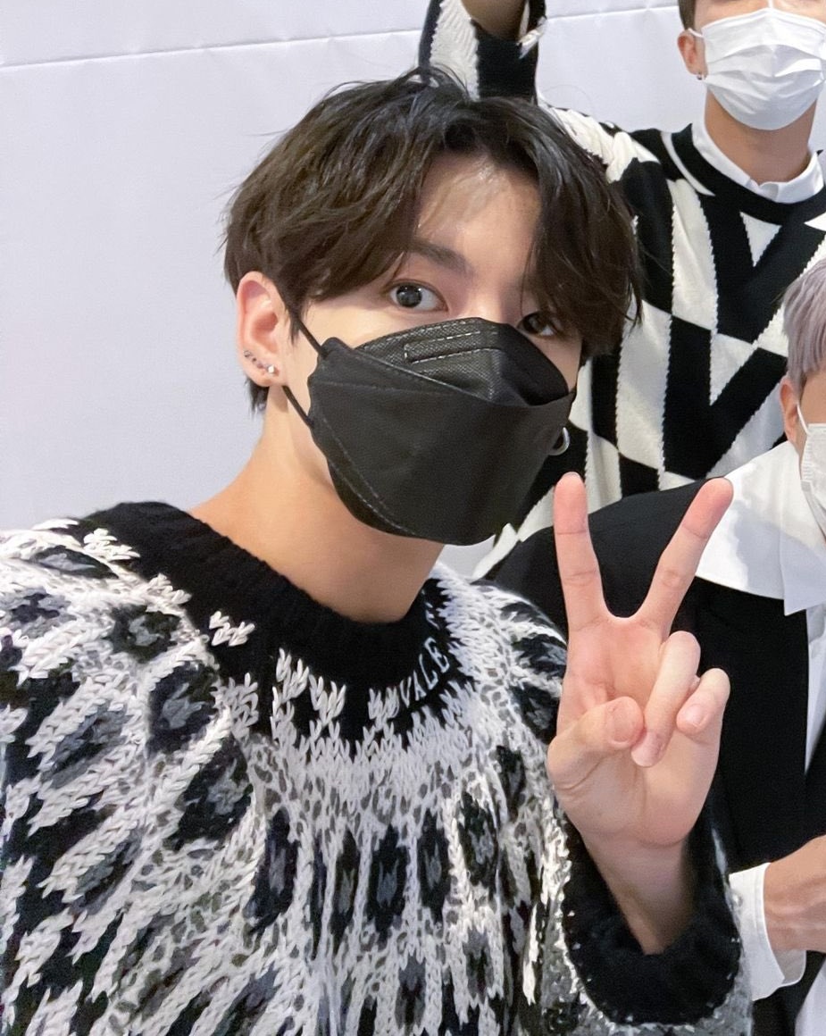 jeonIves's tweet photo. OHMYGOD LOOK AT HIM https://t.co/nQyFrbDusc