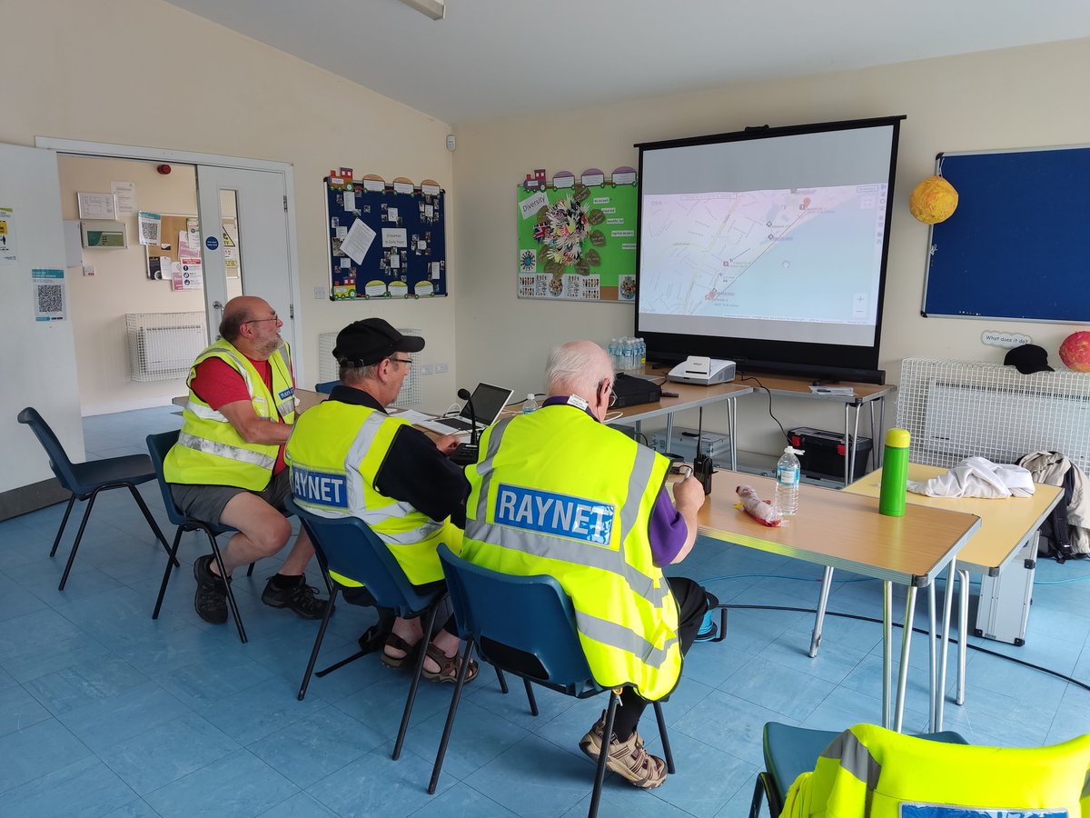 EW_RAYNET's tweet image. @EW_RAYNET is at the Eastbourne Seafront Carnival. APRS on the big screen has been a great help in managing the procession.