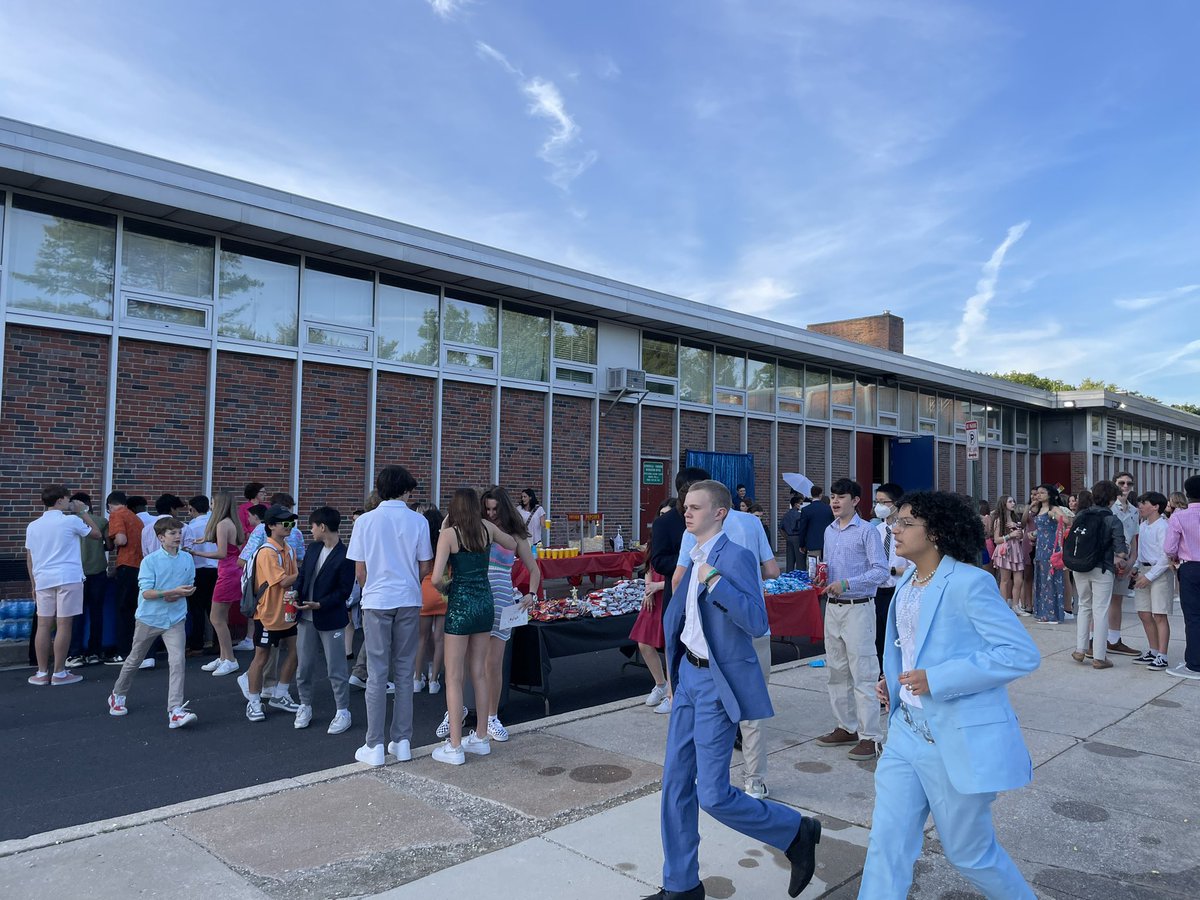 8th grade outdoor dance was awesome!! Ss created and designed the Hollywood theme…yes, there was a red carpet for too!! ❤️watching happy students @CoachPopielski <a href="/Kim_Magginson/">Kim Magginson</a> <a href="/Mattrosati1/">Matthew Rosati</a> <a href="/TeamRidgely/">RidgelyMS</a> #all4kids #Ridgelypride