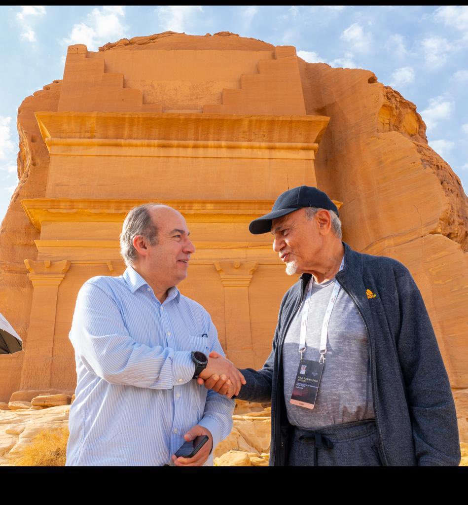 FelipeCalderon's tweet photo. Ha sido un honor saludar a su Alteza Real el Príncipe Faisal Bin Turki Al Faisal, en los imponentes monumentos de Hegra, en #AlUla, Reino de Arabia Saudita, en el marco de la Conferencia de Premios Nobel #HCNL2022 Muchas gracias por su hospitalidad. https://t.co/85jgI3Nxds