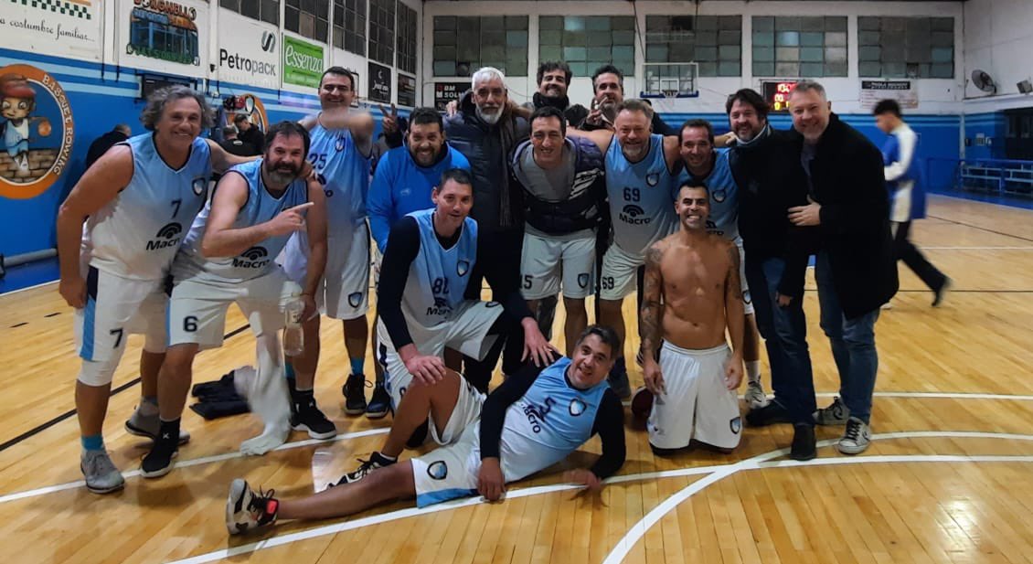 ⛹🏻‍♂️Rowing a la final del torneo local de la Asociación Paranaense de Básquet en la categoría M45 💪🏼

🏀El PRC venció por 64 a 60 a Estudiantes por el segundo juego de semifinales y de esta manera accedió a la final donde enfrentará al Club Olimpia. 

#VamosRowing #QLSR