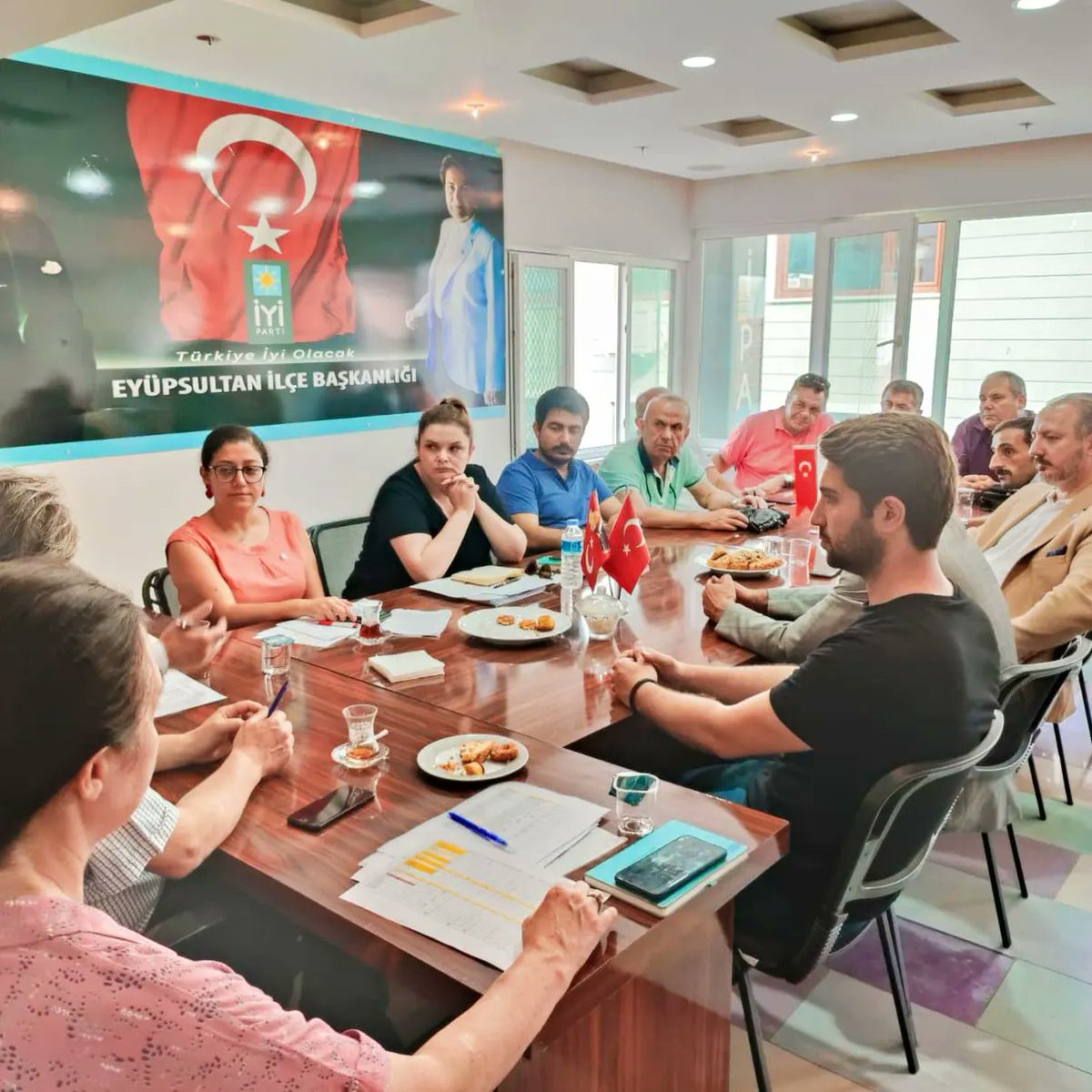 İyi Parti İstanbul Seçim işleri sorumlusu Sn.Gökay Kıran Başkan'nın önderliğinde mahalle başkanlarına seçim günü mahalle Başkanlarının yapması gereken ve sandıklara sahip çıkılması ve sorumluluklar hakkında bilgi verdi.
#AzKaldı

<a href="/SBugraKavuncu/">Buğra Kavuncu</a>  
<a href="/GokayKiran34/">Gökay Kıran</a> 
<a href="/mehmetsivaci/">Mehmet Hulusi SIVACI</a>