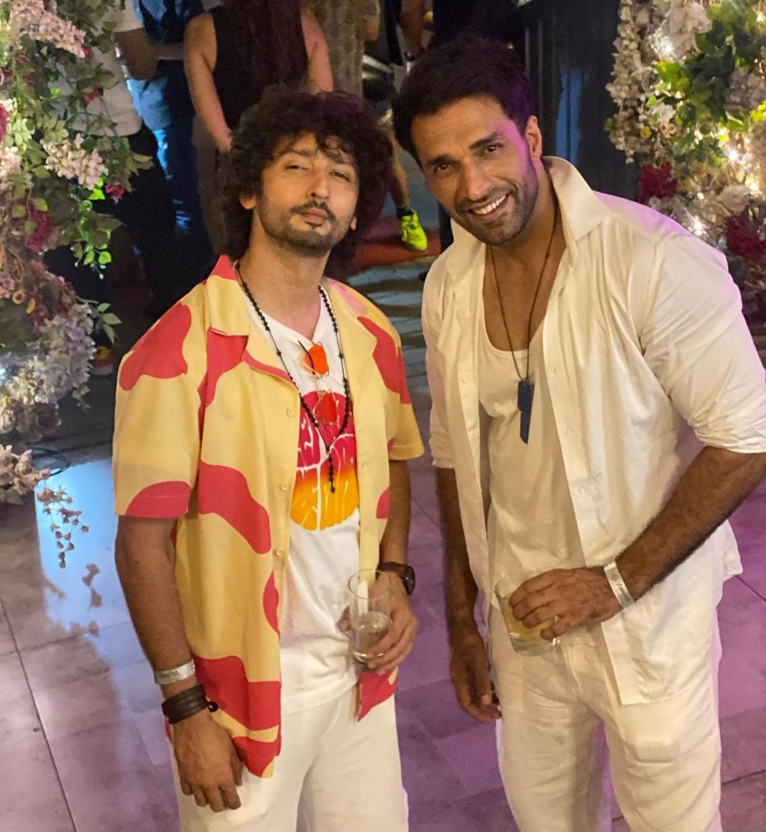 ParodyofSid's tweet photo. So it's time! 
I have very different kind of a relationship. Off character she calls me patidev or sometimes her very good friend but as parody I AM NOT YOUR BRO SID. Ajeeb haina, par yahi to hai @kaveri_tusi bro..i mean non bro! My one sided biwi 😂❤️🤟🏻
#ZiddiDilMaaneNa https://t.co/IHhnufjQya