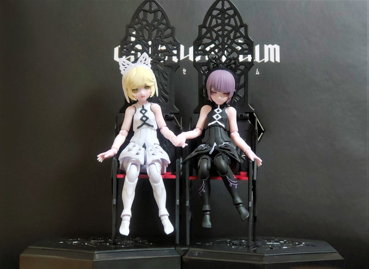 Scennano's tweet photo. チトセリウムの双子ちゃんが組めたので。プラモ沼どころかドール沼に引きずり込まれそうな危険なキットでした。2人と椅子2脚が一緒に小箱に収まるのがとてもすき。 https://t.co/8Eah8tbkXN