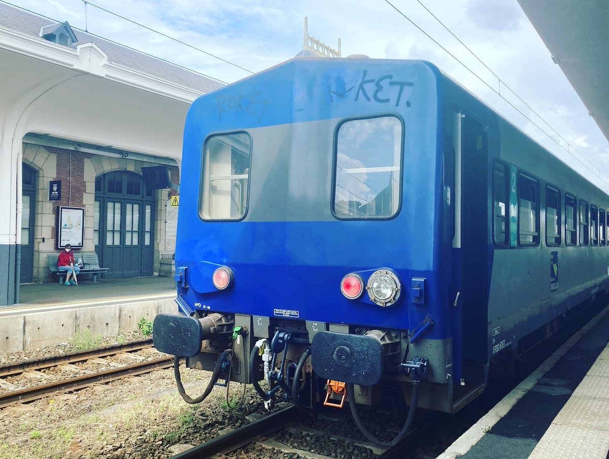 Petit train touristique d’une association qui sillonne la bretagne. Petit arrêt en gare de Saint-Brieuc et direction Rennes ! 

#saintbrieuc #saintbrieucmaville #saintbrieucagglo #saintbrieucbellesvues #saintbrieuctourisme #bretagne #bretagnetourisme #train #instagare