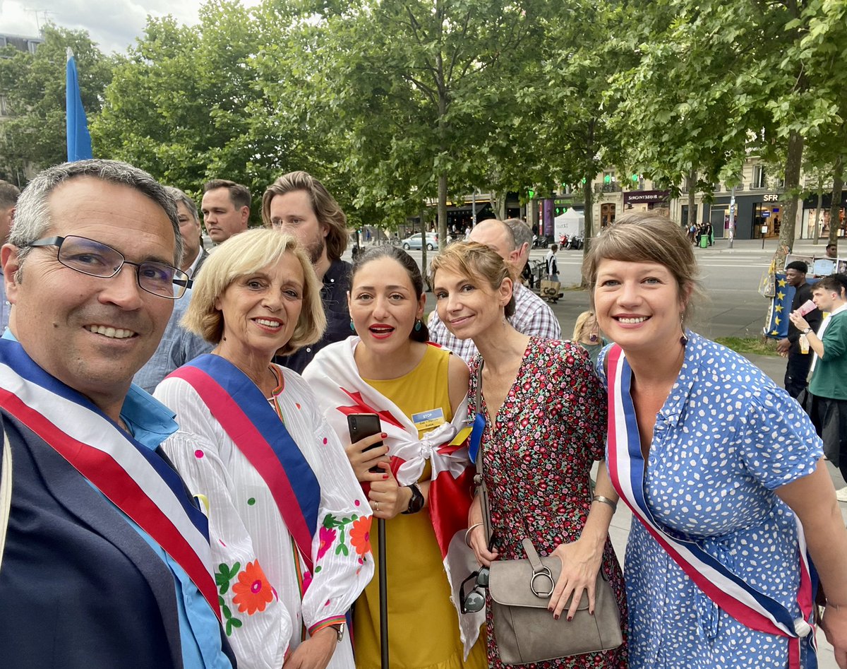 Fr_Bechieau's tweet photo. Comme chaque samedi, j’étais présent, avec mon amie @g_garrigos, au rassemblement de soutien aux #Ukrainiennes et #Ukrainiens. A noter aussi la présence de mon ami @Gatignon_Steph, ancien maire écologiste de Sevran. #SlavaUkraïni #Ukraine #StopPutinNOW #Circo7516 @UkraineStand https://t.co/d7Ji72pFsR