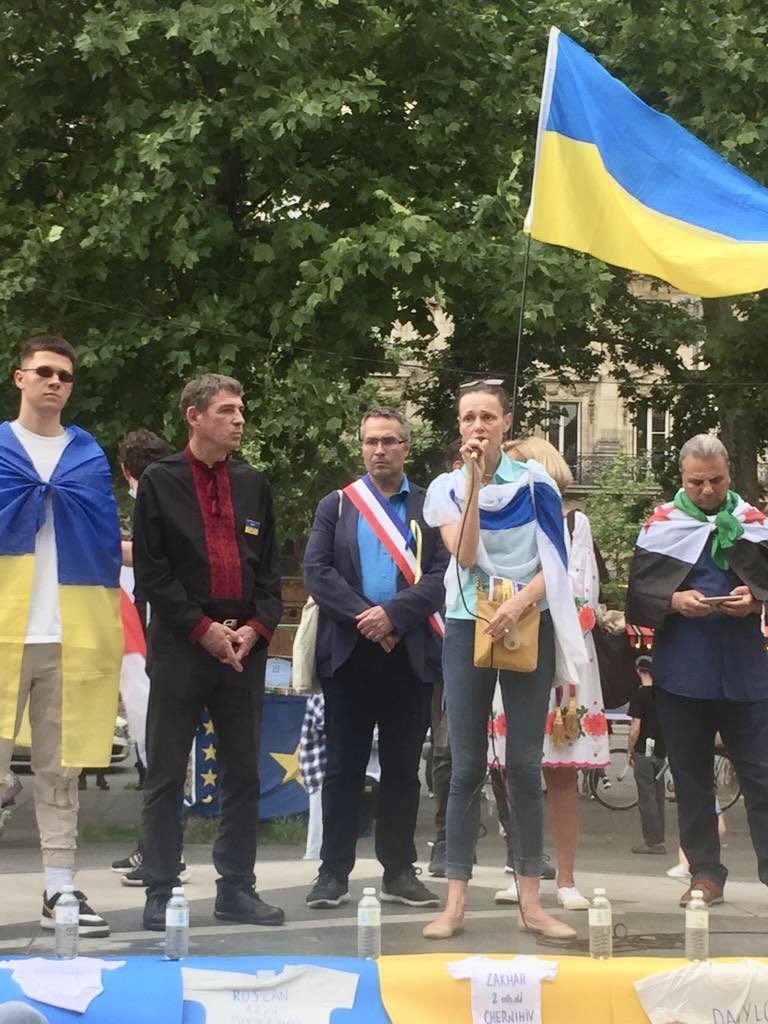 Fr_Bechieau's tweet photo. Comme chaque samedi, j’étais présent, avec mon amie @g_garrigos, au rassemblement de soutien aux #Ukrainiennes et #Ukrainiens. A noter aussi la présence de mon ami @Gatignon_Steph, ancien maire écologiste de Sevran. #SlavaUkraïni #Ukraine #StopPutinNOW #Circo7516 @UkraineStand https://t.co/d7Ji72pFsR