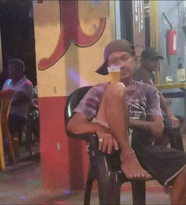 oficiaIdz7's tweet photo. eu no bar pensando no meu docinho de coco https://t.co/TQgQ9KFNaZ