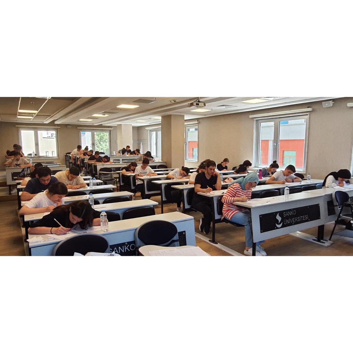 sankouniversite's tweet photo. Üniversitemizde sınav tatbikatı düzenlendi!

Üniversitemizde Sanko Okulları 12. Sınıf öğrencilerine yönelik sınav tatbikatı düzenlendi. Yapılan tatbikat ile öğrenciler gerçek bir üniversite sınavı deneyimi yaşadılar.

#sanko #eğitim #sağlık https://t.co/XDVCqlr0Mb