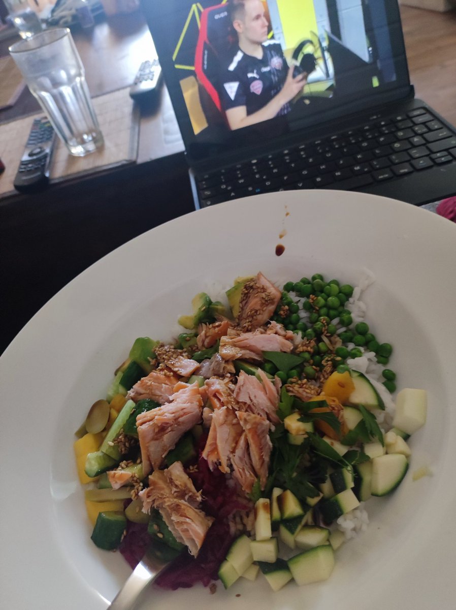rockebey's tweet photo. Dann schauen wir mal weiter @vbl_official X-Box und nebenbei #bowle https://t.co/0gzokHq9V0