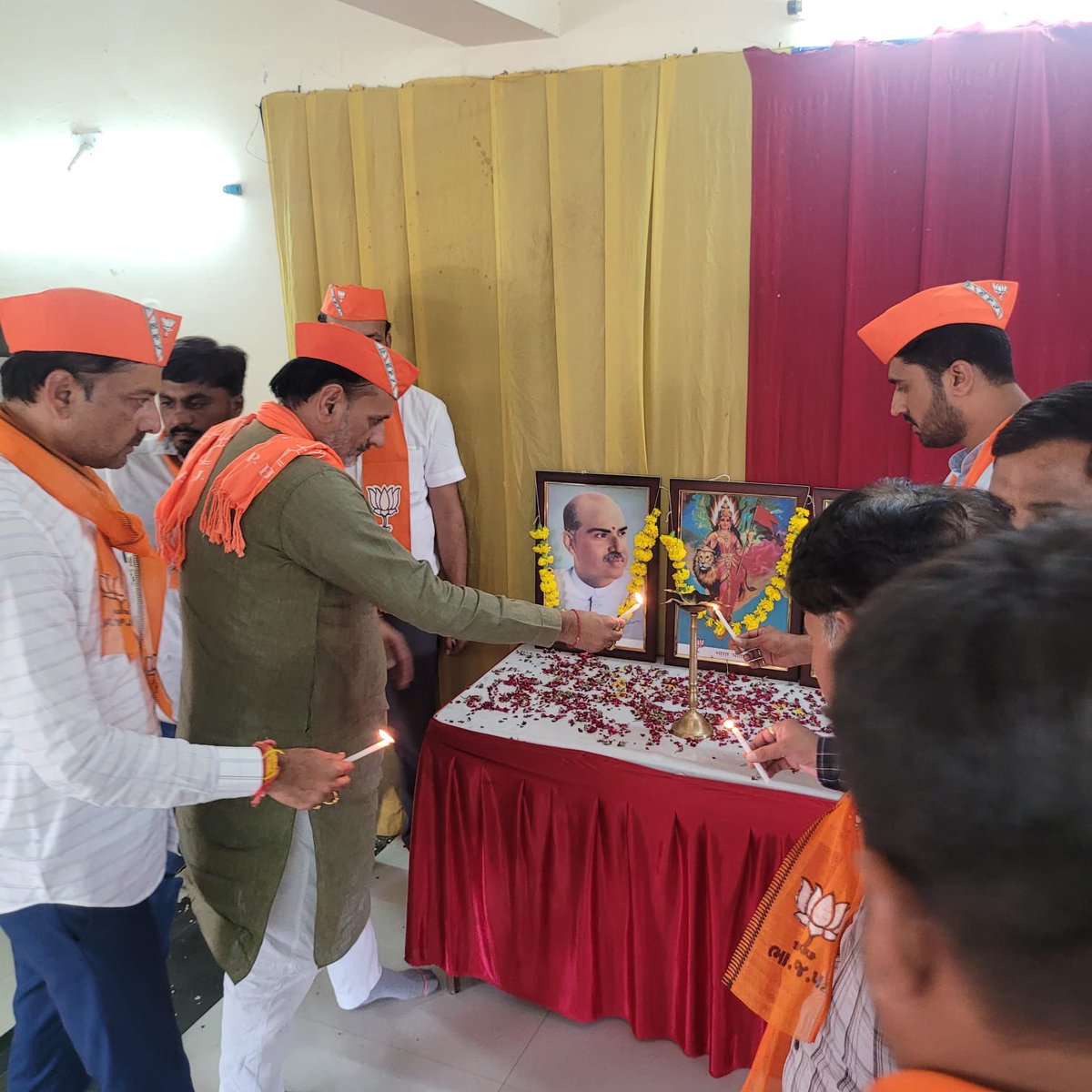 2014Mahipat's tweet photo. @HarshadGiriBJP @BJP4Gujarat આજ રોજ અમદાવાદ યુવા મોરચા ની કારોબારી બેઠક સાણંદ  નગરપાલિકા હોલ ખાતે યોજાઇ.
@BJP4Gujarat https://t.co/4iyQUMP5oo