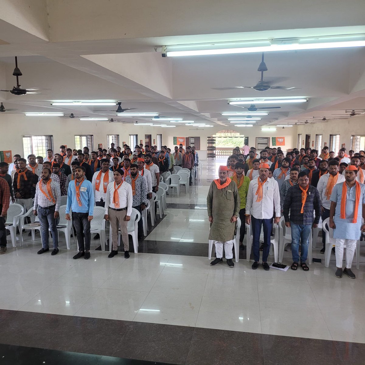 2014Mahipat's tweet photo. @HarshadGiriBJP @BJP4Gujarat આજ રોજ અમદાવાદ યુવા મોરચા ની કારોબારી બેઠક સાણંદ  નગરપાલિકા હોલ ખાતે યોજાઇ.
@BJP4Gujarat https://t.co/4iyQUMP5oo
