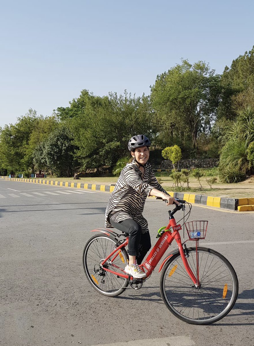 mapetrera's tweet photo. Wonderful to engage with🇵🇰cycling enthusiasts in #WorldBicycleDay event organized by @CyclingIsb😃
🚲is part of🇩🇰 DNA - so mch tht we design our cities around bikes, such as highways, lanes &amp; traffic lights for🚲.What will make u jump on ur bike so we cn go #GreenTogether?🤔 https://t.co/Pp1RGJcgYn