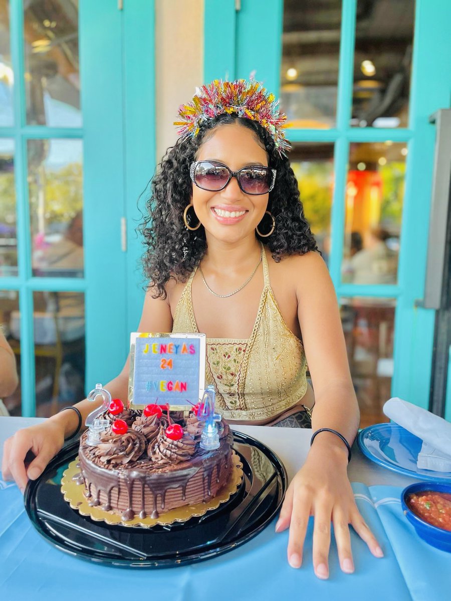Blue_Goose's tweet image. We love being a part of celebrating life’s special moments with you! From birthdays to graduations, promotions to engagements. You’ll always find a friendly face and great time at the Goose!

🥳📸: Vinni Araiza