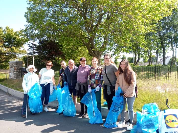 3,398kg-total weight of litter pollution we have removed from community spaces in Ballybrack.

A huge thanks to the 13 volunteers who came today! 

Alone we can do so little but together we really can achieve a lot!

Have a great weekend everyone.