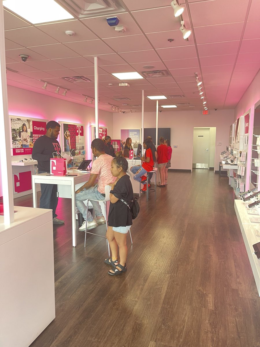 tmobile2srg's tweet photo. Off to a slow start but making the best out of every transaction! Stop by today for the #UncarrierExperience https://t.co/gJ5T4Z1fQK