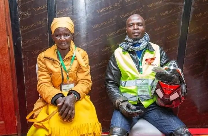 2008gomu's tweet photo. This picture has made my day, a bodaboda(motorcycle operator) nominates @WilliamsRuto to run as President, seconded by a Market vendor (Mama Mboga). The marginalized must be put on agenda. https://t.co/fIJuJ59vfM