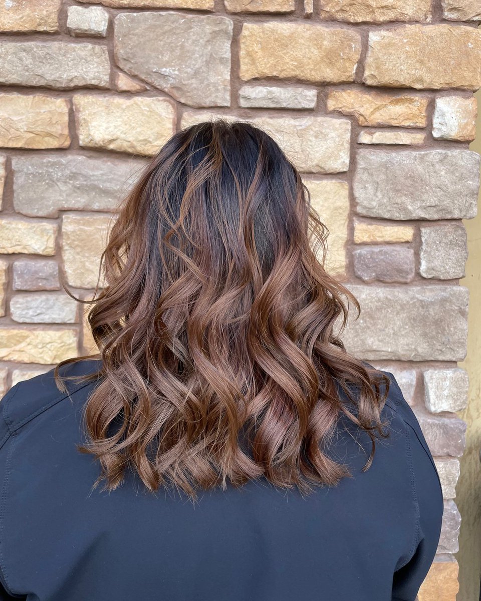 AHD_LV's tweet photo. This soft balayage is a mood 🖤

AHDLV student, Venus killed it with this beautifully blended, brunette balayage✨

#ahdlv #ahdlvstudent #cosmetologyschool #hairschool #vegasschool #lasvegasstylist #cosmostudent #cosmetologystudent #hairschool #licensedtocreate #lasvegashair https://t.co/uIDAprYxqE