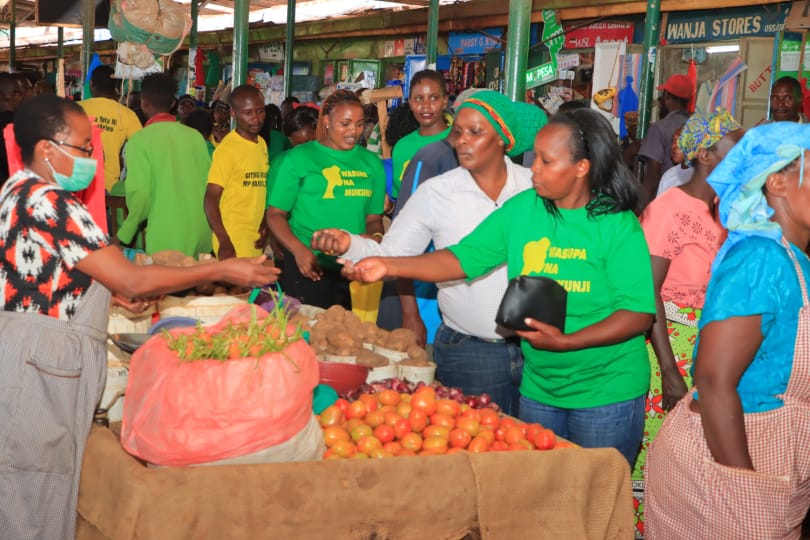 KGachima's tweet photo. It was an hustlers moment during the shopping day at Embu main market with @realjohngitonga
@CrispineMuthii
@MukamiWaEmbu
@MukeniKenyatta
@WilliamsRuto
#FomNiKujituma
#EmbuNiUDA https://t.co/XQaehpDpNf
