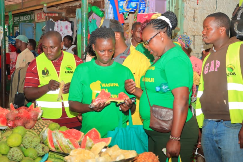 KGachima's tweet photo. It was an hustlers moment during the shopping day at Embu main market with @realjohngitonga
@CrispineMuthii
@MukamiWaEmbu
@MukeniKenyatta
@WilliamsRuto
#FomNiKujituma
#EmbuNiUDA https://t.co/XQaehpDpNf