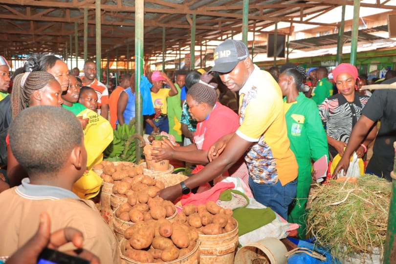 KGachima's tweet photo. It was an hustlers moment during the shopping day at Embu main market with @realjohngitonga
@CrispineMuthii
@MukamiWaEmbu
@MukeniKenyatta
@WilliamsRuto
#FomNiKujituma
#EmbuNiUDA https://t.co/XQaehpDpNf