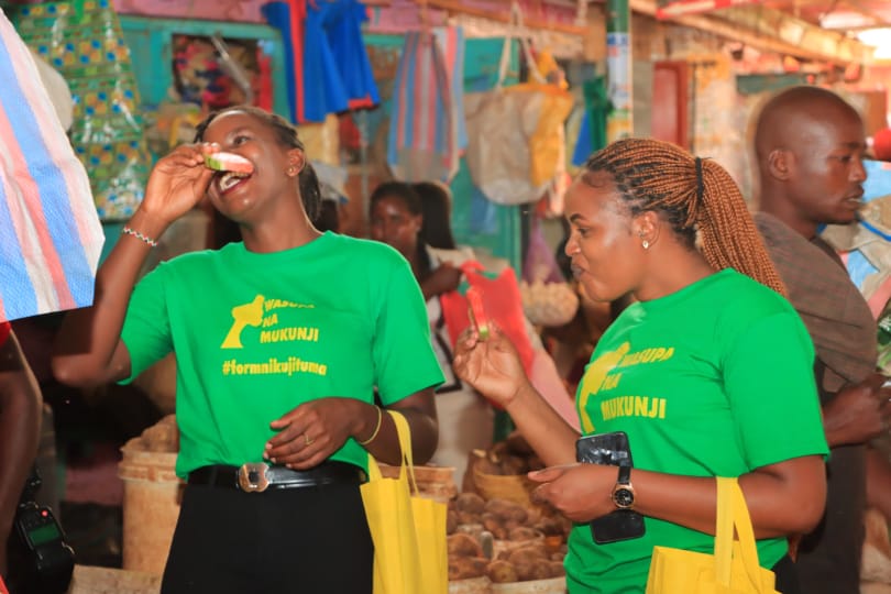 KGachima's tweet photo. It was an hustlers moment during the shopping day at Embu main market with @realjohngitonga
@CrispineMuthii
@MukamiWaEmbu
@MukeniKenyatta
@WilliamsRuto
#FomNiKujituma
#EmbuNiUDA https://t.co/XQaehpDpNf