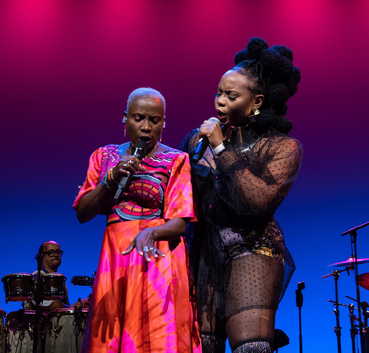 angeliquekidjo's tweet photo. 💃🏿💃🏿A World premiere: @yemialadee and @angeliquekidjo sharing the same stage at the @hollandfestival @theatercarre One more concert tonight in Amsterdam!!!
📸 Michael Tubes https://t.co/PBTGky5cr0