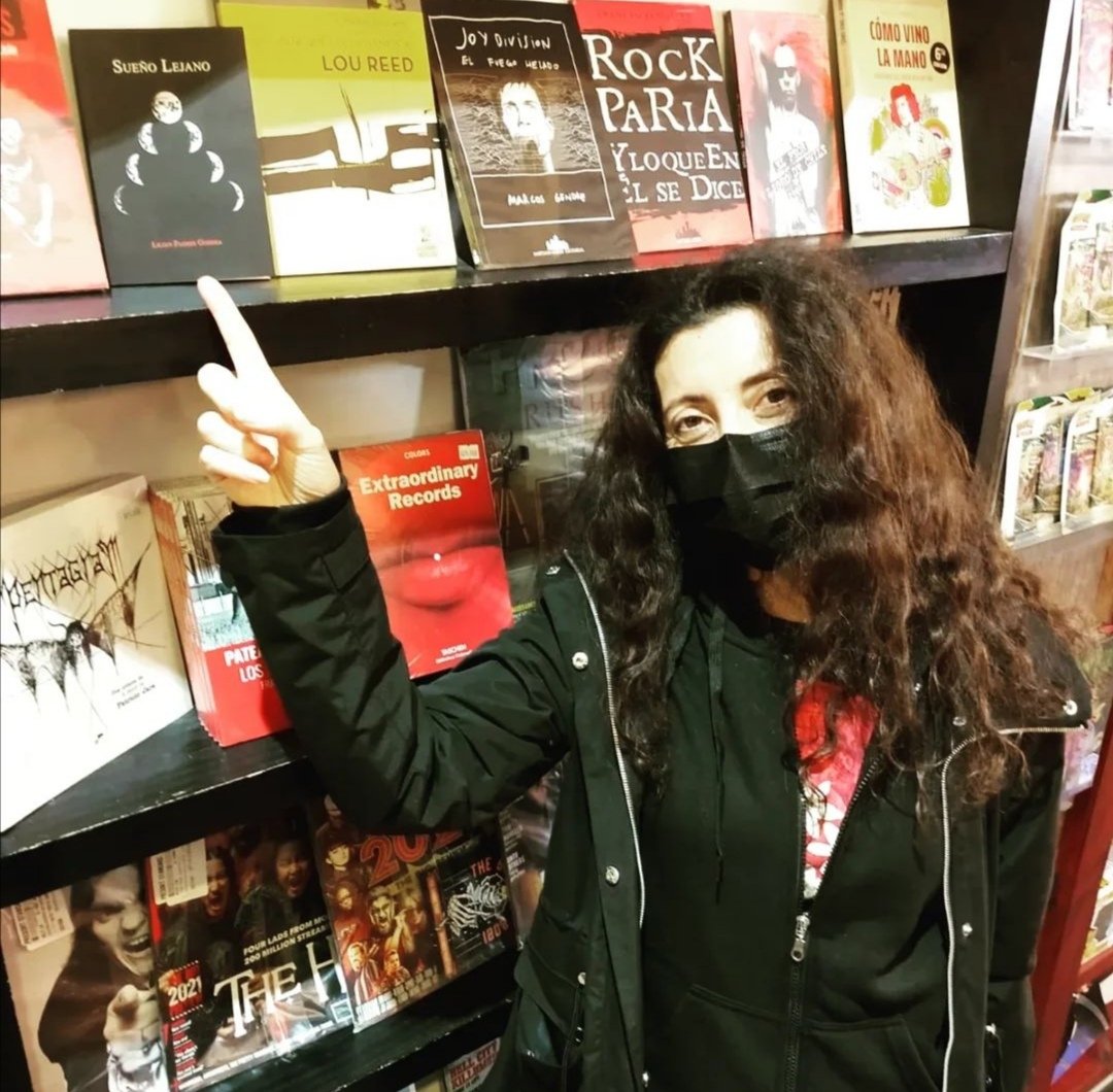 Entre varias publicaciones de rock y metal pueden encontrar mi libro de cuentos Sueño Lejano en @TheKnifeMusic Providencia y en @bigstore_cl

#cuentos #autoraschilenas #leer #libros #bookstagramchile