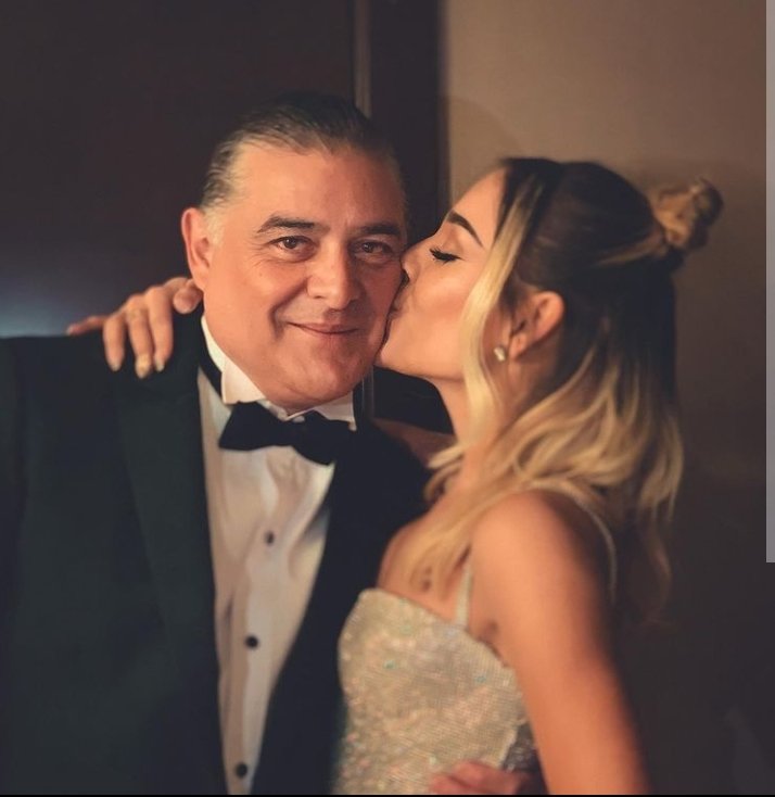 Jaz19HOFF's tweet photo. Y hoy se brilla mucho más que siempre, sobre todo porque estás tu papá 💕🥰
#GradPartySD https://t.co/pEiKNnJOB7