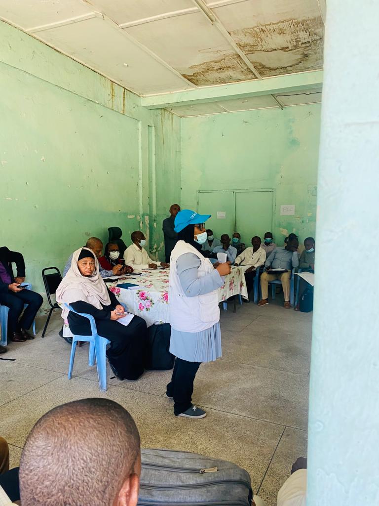 ChadyaHamadi's tweet photo. A quelques jours de la fin du premier passage de la vaccination des jeunes, un accent particulier est mis dans la sensibilisation des responsables des établissements scolaires pour une meilleure couverture vaccinale, avec l'implication du ministre de l'éducation nationale. https://t.co/e0JJlMxmei