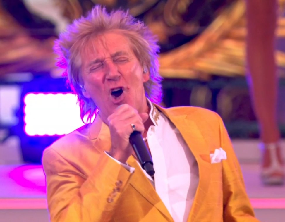 Bruce_Meek's tweet photo. Rod Stewart is Wurzel Gummidge #PlatinumPartyatthePalace https://t.co/3YYQYg4AtR