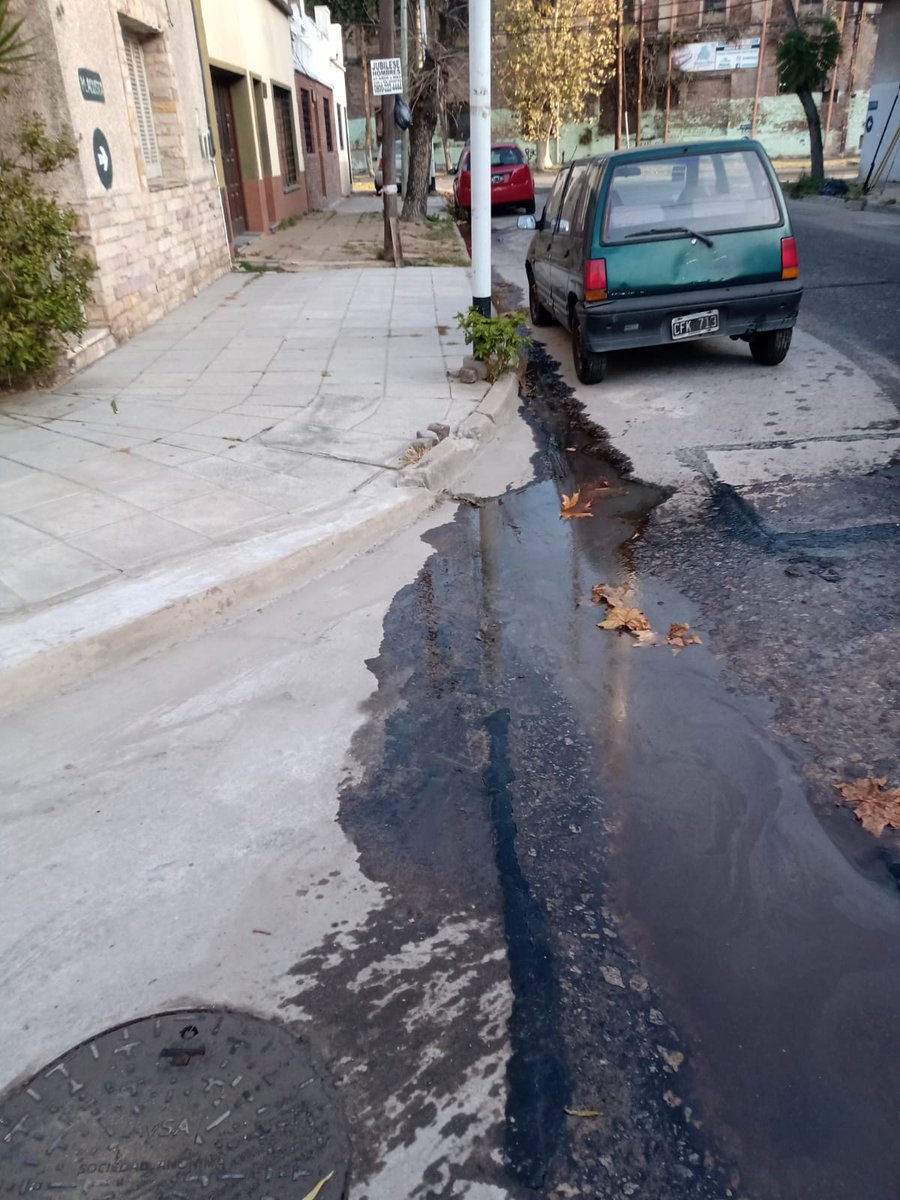 Pequecasal's tweet photo. @acumar tenemos las cloacas del barrio tapadas y desbordando por una fábrica de papas fritas que instalaron hace un año. Vierten a las cloacas desechos industriales aceites de fritura y sale todo a la calle dejando todo patinoso https://t.co/0wO5Iu4EKi
