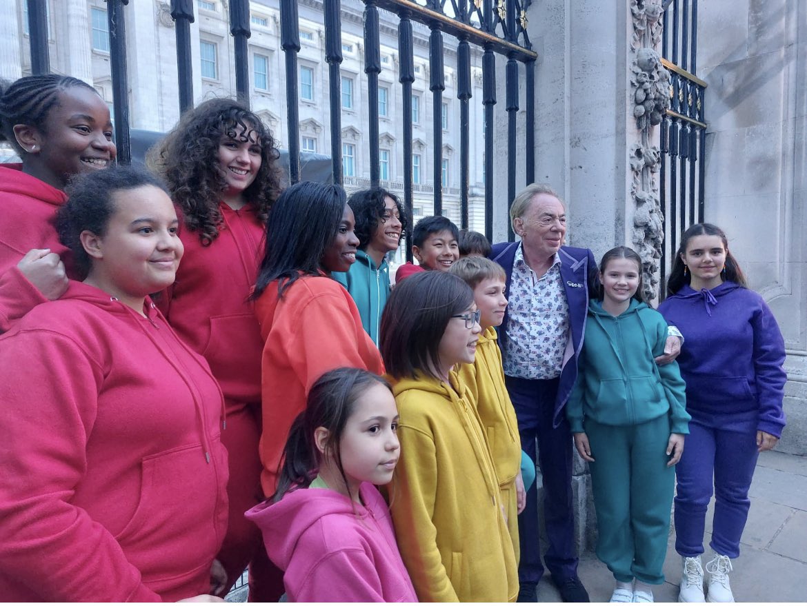 misst_music's tweet photo. Thank you to @OfficialALW for an amazing evening 💗🇬🇧. MiSST are so proud to have been a part of this magnificent evening for the Queen #PlatinumPartyatthePalace . The children will always remember this evening 🌈 https://t.co/fC4v9zPZqu