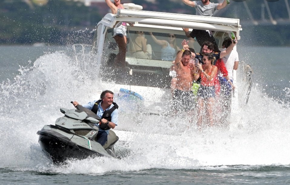 AbrahamWeint's tweet photo. Você enricou durante a COVID? Se deu bem? Você vive melhor hoje?
Comprou casa de R$ 6 milhões? Apartamento de R$ 2 milhões?
Viaja para Mônaco no fim de semana? Jet Ski? Esqueci, o jet ski é da Marinha...
Foi para isso que lutamos? https://t.co/ph3TX6zujT