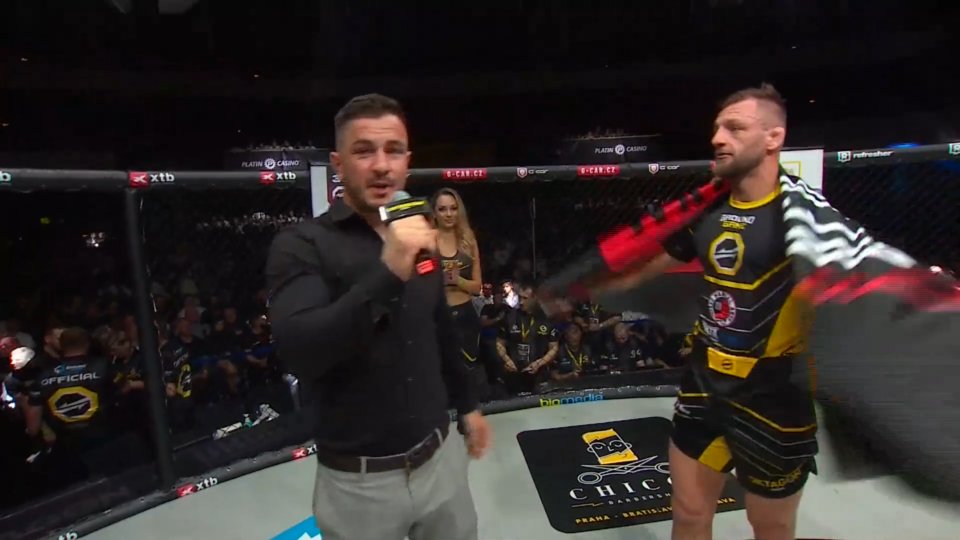 InTheCagePL's tweet photo. OKTAGON MMA 33: Udany debiut Davida Zawady. Rywal nie wyszedł do drugiej rundy z powodu kontuzji żeber | https://t.co/WYfJ7JlSfE https://t.co/Cc254QjDuA