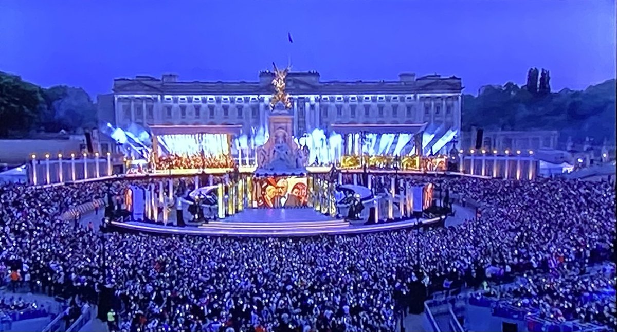 midwifeMaryLyn's tweet photo. #JubileeCelebration #PlatinumPartyatthePalace The #incredible @AndreaBocelli ❤️❤️🎶🎶 #thesetting 🌎❤️ https://t.co/BZxMtyc7sS