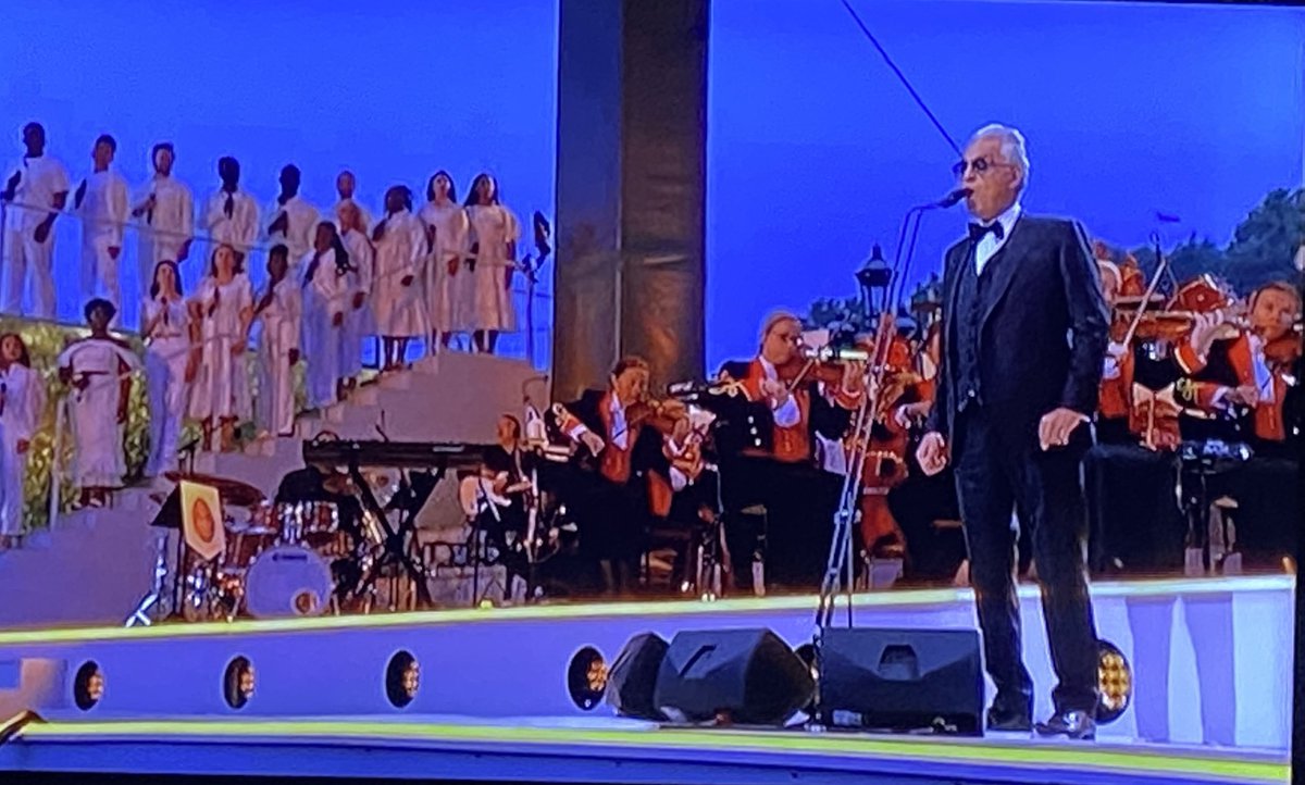 midwifeMaryLyn's tweet photo. #JubileeCelebration #PlatinumPartyatthePalace The #incredible @AndreaBocelli ❤️❤️🎶🎶 #thesetting 🌎❤️ https://t.co/BZxMtyc7sS