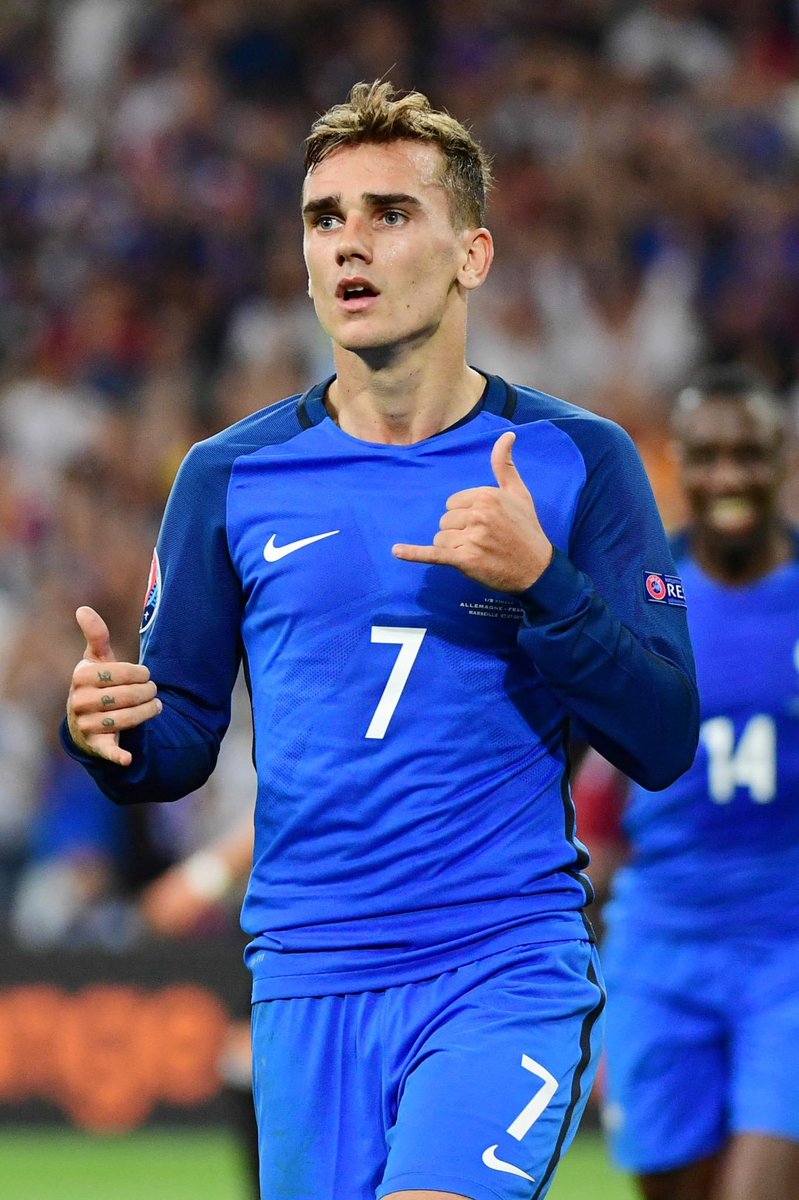_BeFootball's tweet photo. Ne jamais oublier : cet homme a atteint 2 fois le podium du Ballon d’Or durant l’ère Messi-Ronaldo.

Stratosphérique. https://t.co/PBJlDpfo16