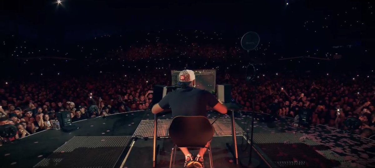 Chevalier_Roze's tweet photo. Le mec est entrain de créer une prod en plein concert c’est absolument incroyable ! 

@jul t’es un ovnis 🛸 

#TwitterEnY #julvelodrome https://t.co/eytcoBxzKX
