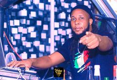 rowlinxthedj's tweet photo. Friday new month party as it went down. with @Therealbeatmapp @SpinCycleLtd https://t.co/hTNmoGYD4b