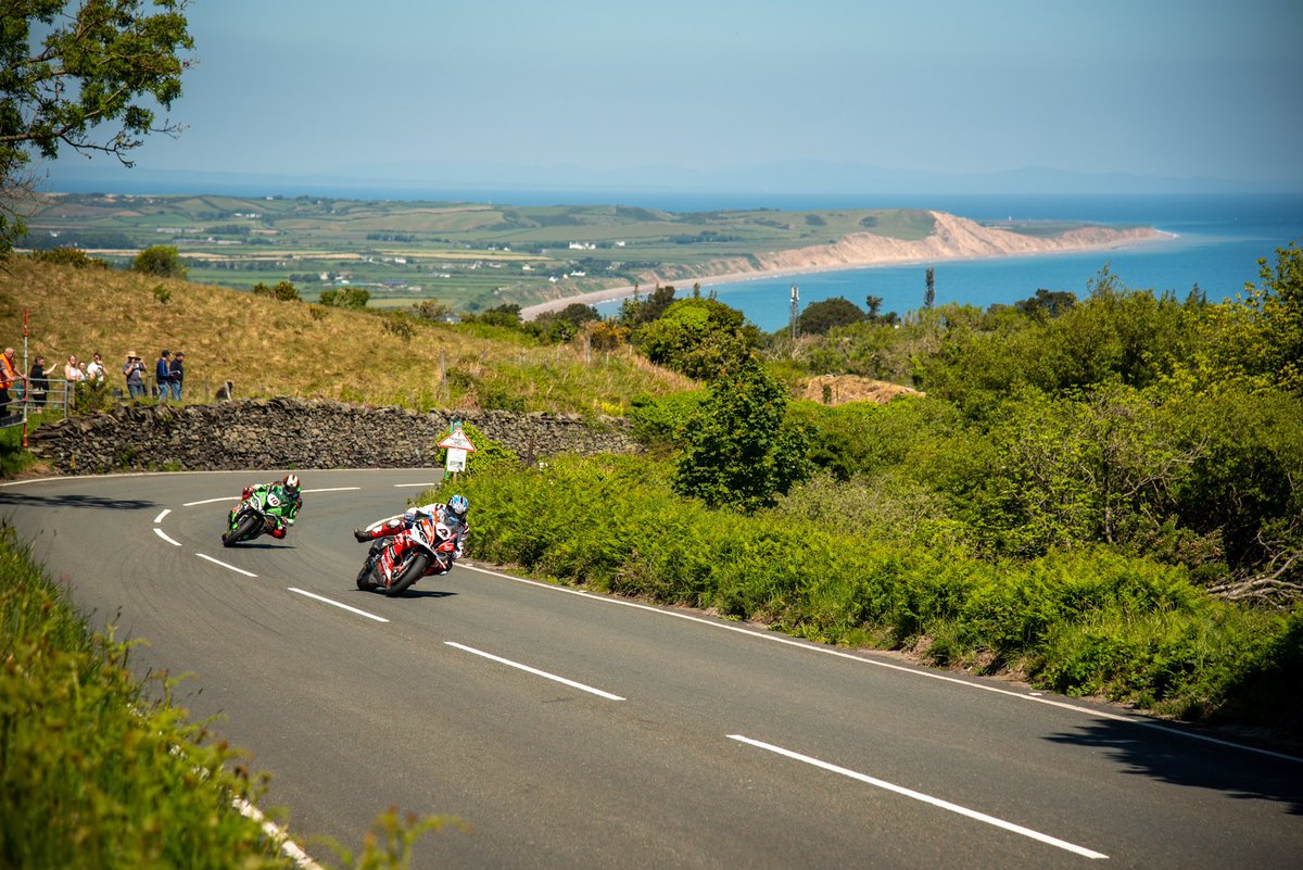 Hutchy signals Hicky coming into the Gooseneck <a href="/peterhickman60/">Peter Hickman</a> <a href="/GasMonkeyGarage/">Gas Monkey Garage</a> <a href="/FHO_Racing/">FHO Racing BMW Motorrad</a> <a href="/Lockk999/">TT⚡Road Warriors</a> <a href="/race_tt/">TTRaceFans</a> <a href="/ttracesofficial/">Isle of Man TT Races</a>