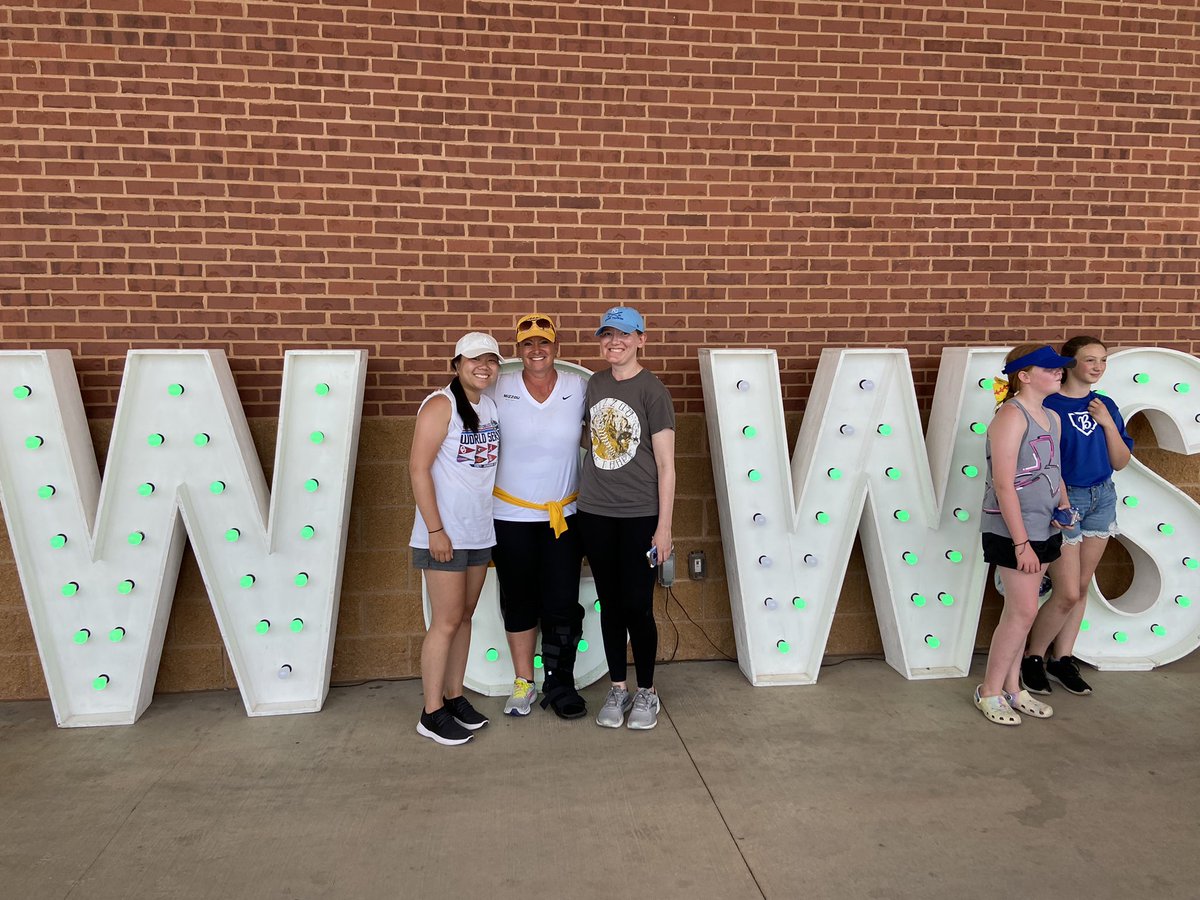 stephcarroll10's tweet photo. Spotted @CoachLarissaA at the wcws, so you know we had grab a pic with her! Thanks coach for a great season. M-I-Z! #WCWS #WCWSselfie https://t.co/IpxqVJLlqN