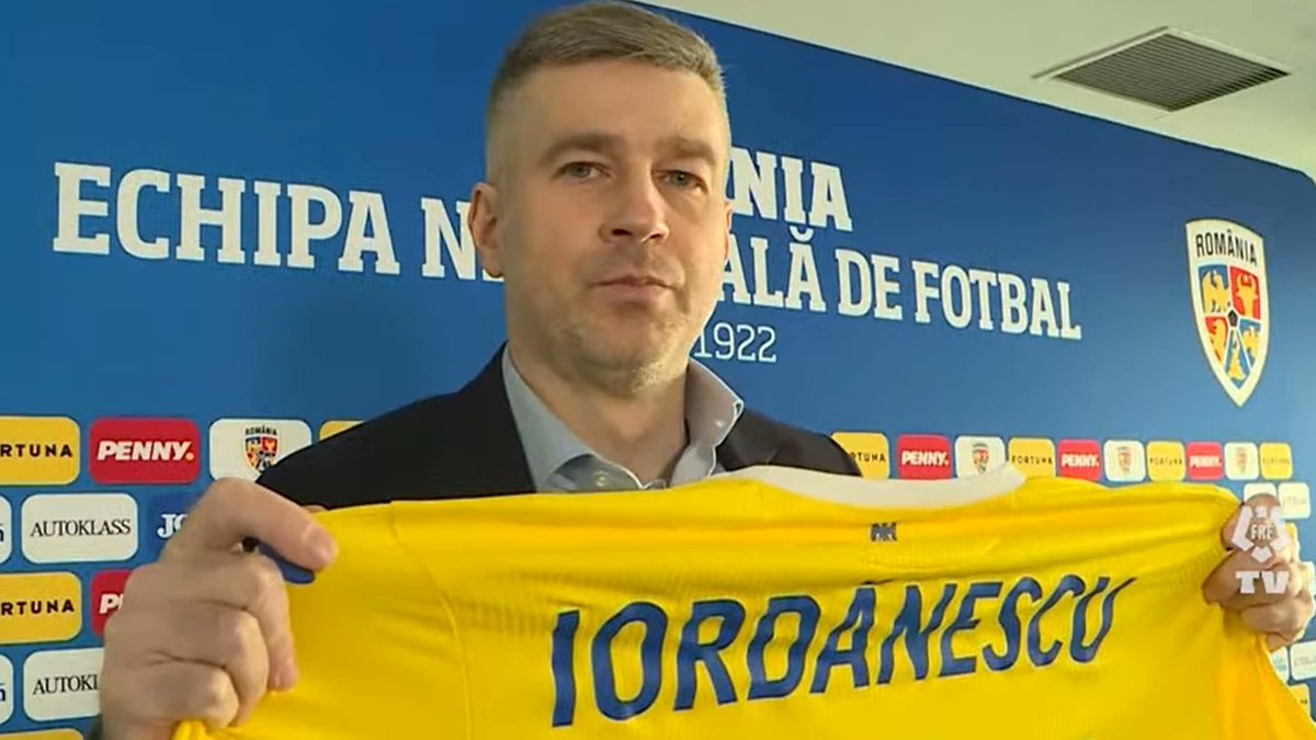 FootRoumain's tweet photo. Edi Iordănescu this morning 🗣 "I want to see concentration, attitude, devotion, responsibility to wear the Romanian shirt"

What the f***...

#MNEROU https://t.co/dhl7FFnXPU